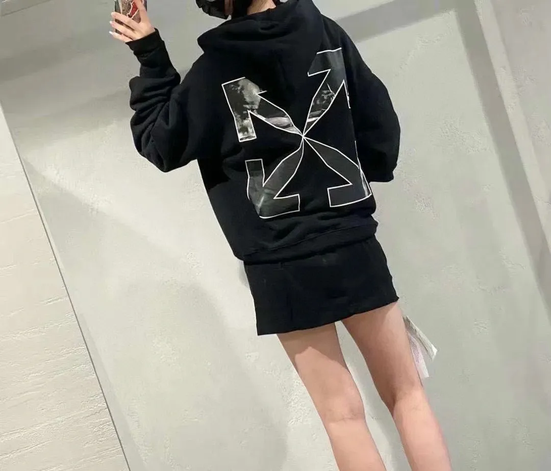 ♻️💯Upper body reference model picture❤️【New】Top tested version OFF-WHITE OW Caravaggio's classic religious male and female couple star's same style pure cotton hooded sweatshirt. This short-sleeved one is made of 460g double-ply double yarn terry fabric. The front and back printing is with thermoset ink and digital direct injection technology, which is clear and delicate and perfectly restored. This black and white religion is not at the same level of difficulty as the 21 color religions. You should know that color graffiti can use multiple colors to present a three-dimensional sense of the picture, but the black and white version cannot. Because there are only black and white, only the transition between black and white can bring out the three-dimensionality of the picture, just like a sketch. In terms of color scanning, multiple manual adjustments are required, and the direct inkjet head also needs to be debugged. If these delicate tasks are not done, it is impossible to restore the essence of ZP. Only when the color transition is smooth can you make a good print. Coupled with the original fabric + a new custom-woven collar label, it can be called the top version. Size: XS-L Color; Black P:390